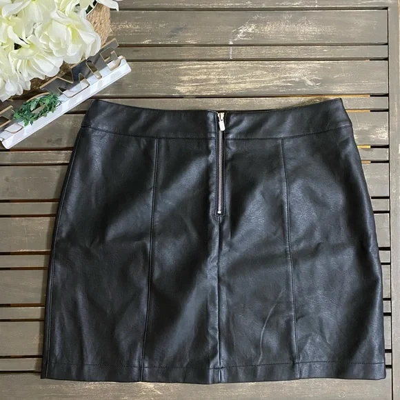 FOREVER21 FAUX LEATHER MINI SKIRT - Picture 5 of 10
